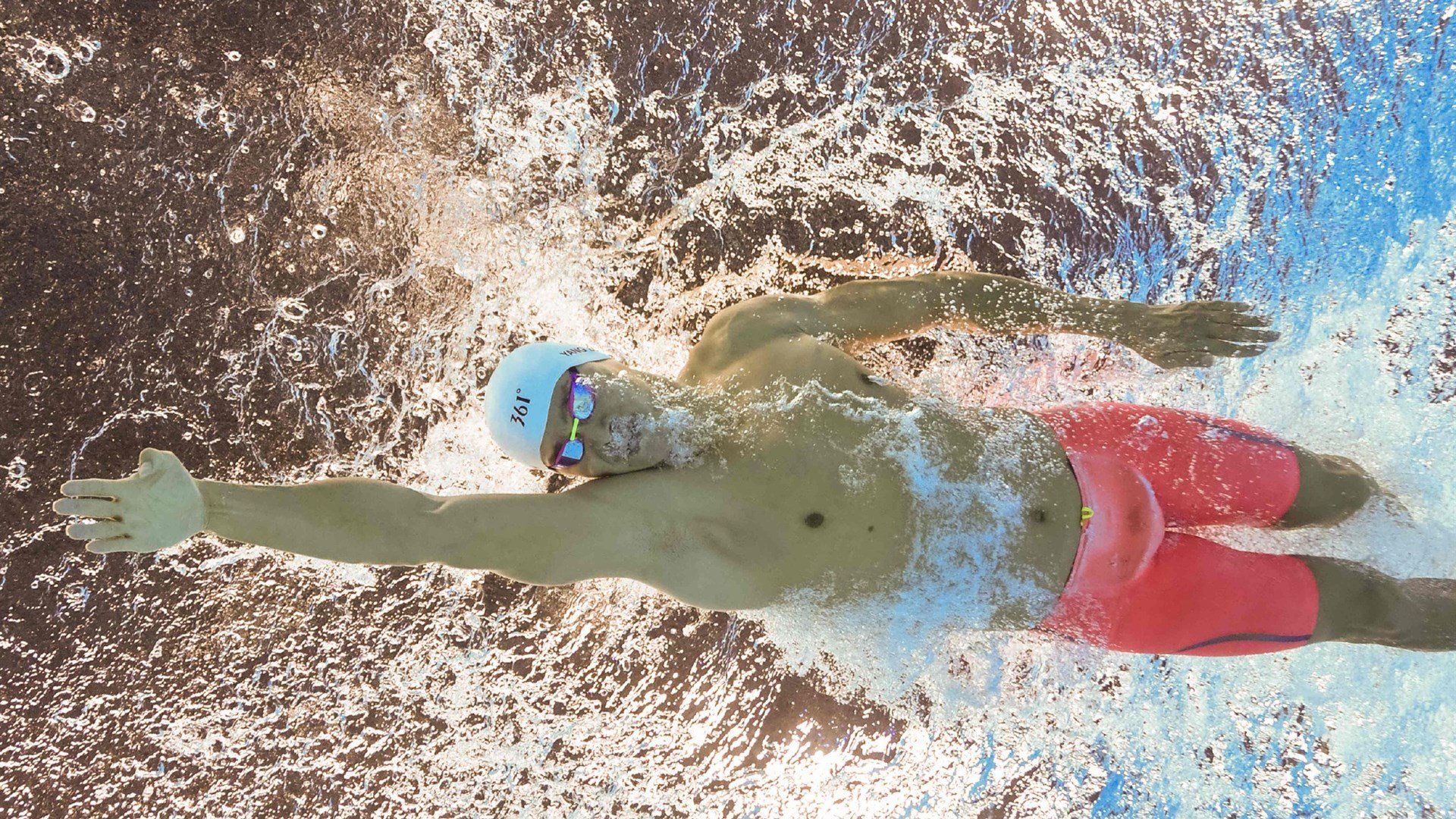 引擎的轰鸣与篮筐的回响，当F1街道赛遇上湖人深圳之战