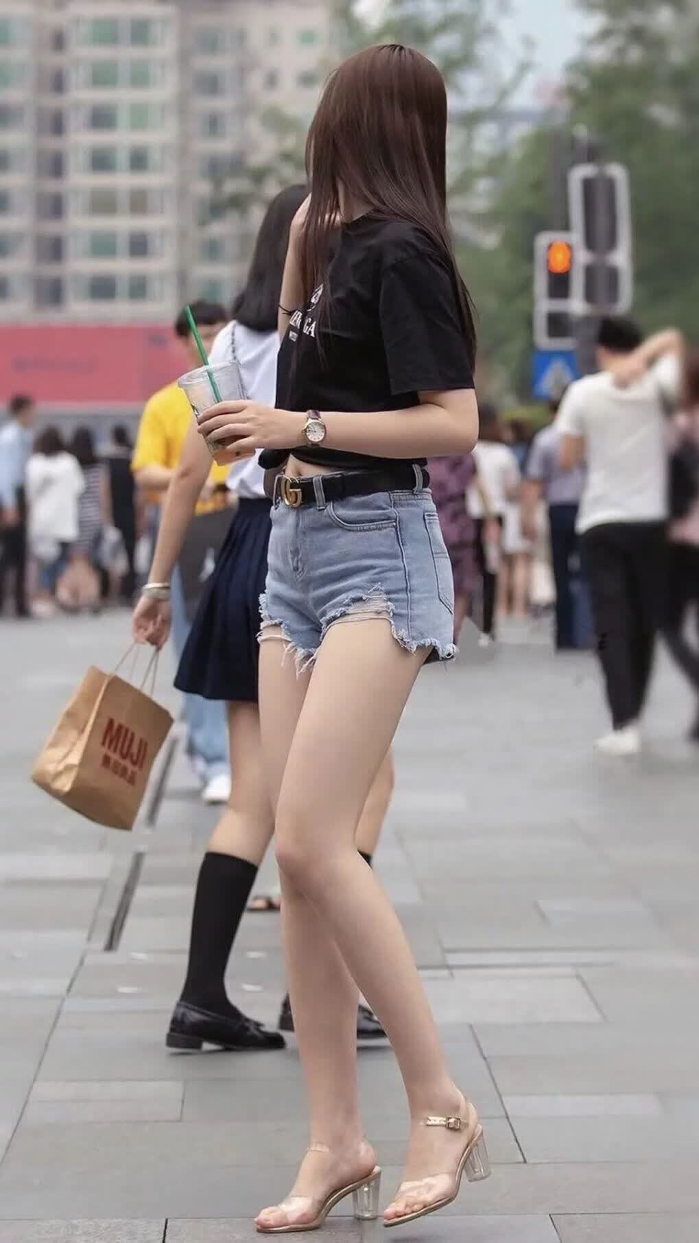 好,我们先从思维的扩展开始,为这篇文章构思一个既有张力又富有故事性的标题,然后再展开正文
